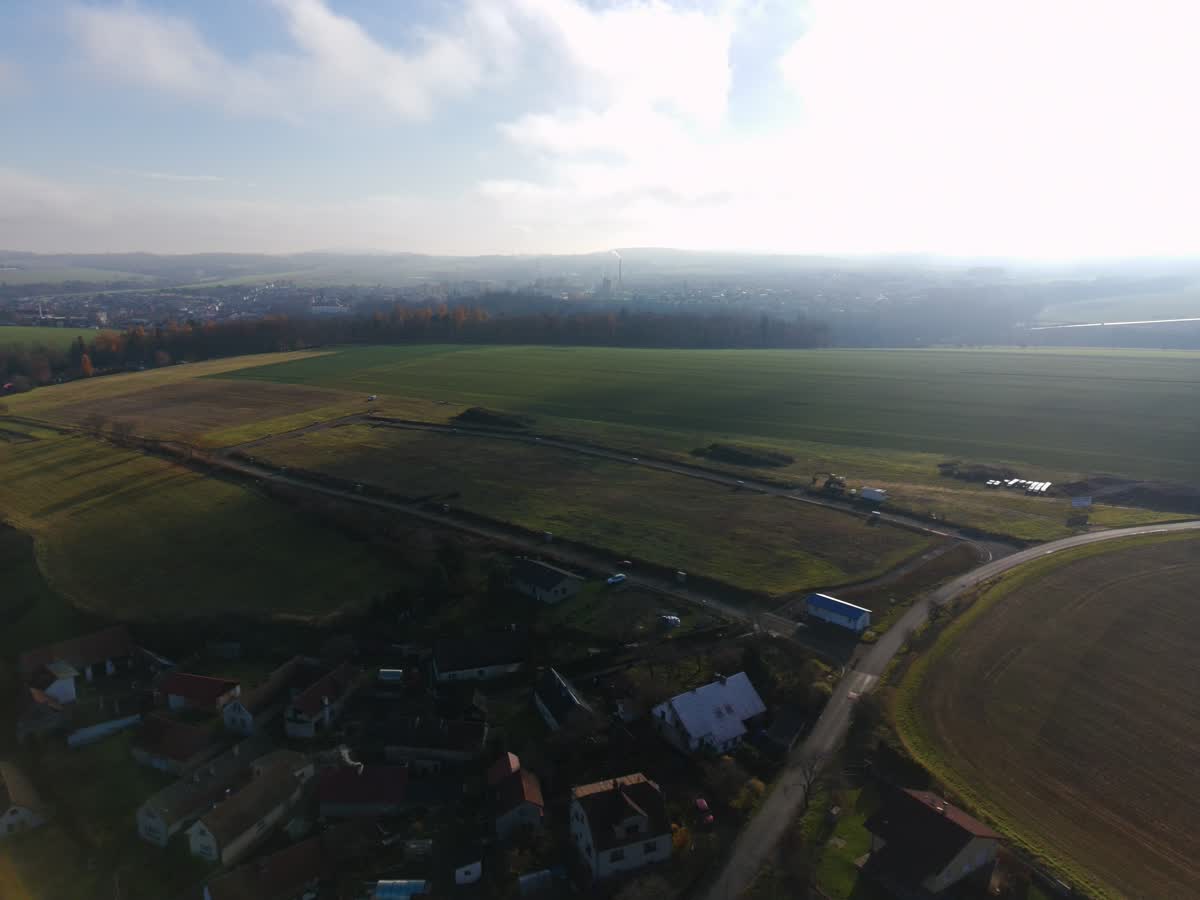 Příjezdová komunikace a okolí